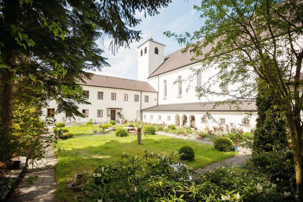 Kloster St. Josef Neumarkt in der Oberpfalz Extérieur photo